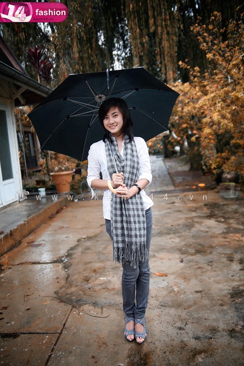Sơ mi, quần jeans đơn giản khi đi học.