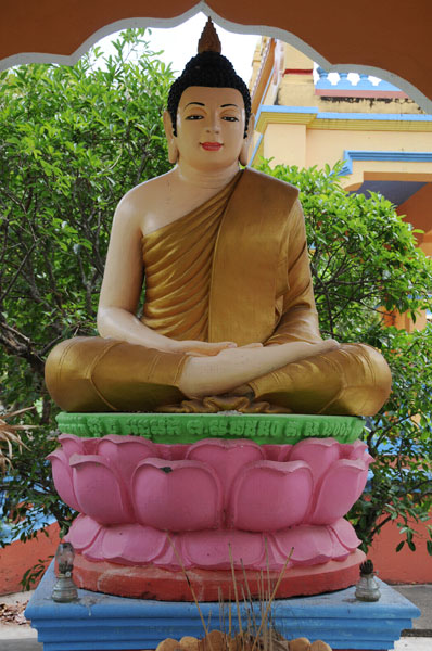 Hình tượng Phật Thích Ca trong ngôi chùa của đồng bào Khmer Nam Bộ