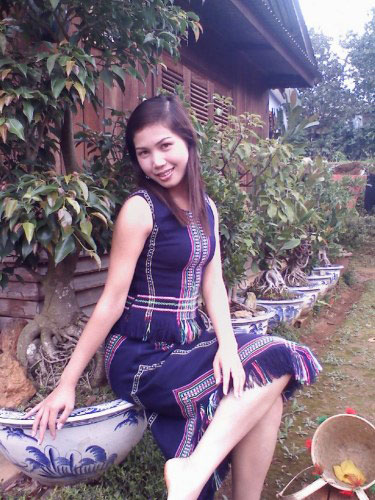 Bonneur Misa Cil duyên dáng trong trang phục thổ cẩm.
