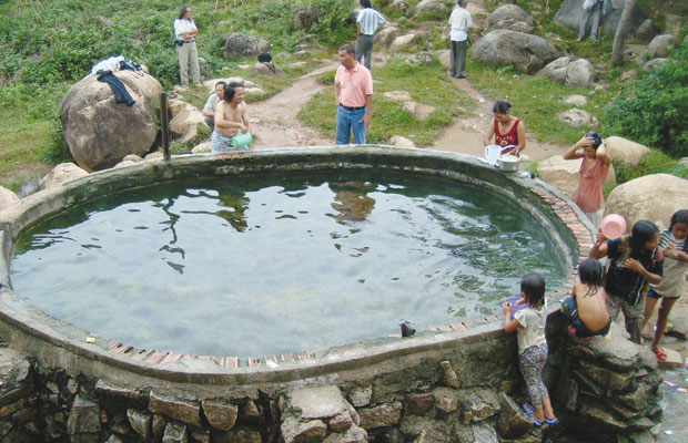 Hồ tắm trên suối nước nóng Đạ Long.