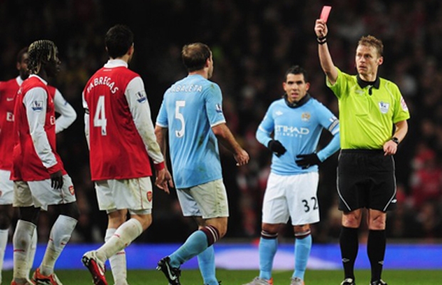 Arsenal gặp vận đen, Chelsea thua xấu hổ