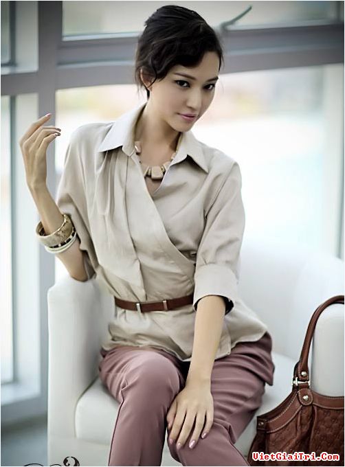 Sơ mi công sở mùa đông thụng dáng ngắn với dây thắt lưng nhỏ xinh duyên dáng.