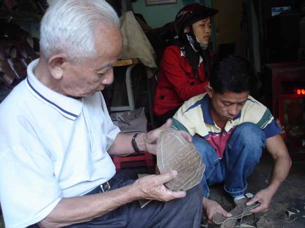 Ông Hồ Út đang “kiểm tra” công việc của anh con rể.
