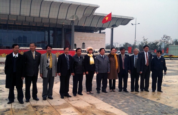Chụp hình lưu niệm phía ngoài hội trường.