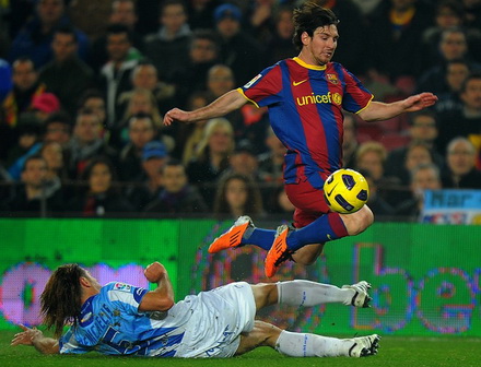 Barcelona đại thắng, Real bất ngờ mất điểm