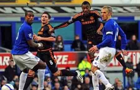 Kalou (giữa) ghi bàn thắng quý giá giúp Chelsea thoát hiểm.