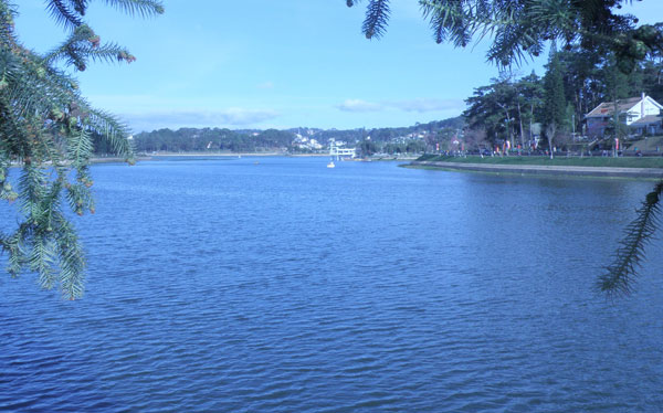 Nhìn từ cầu Ông Đạo.