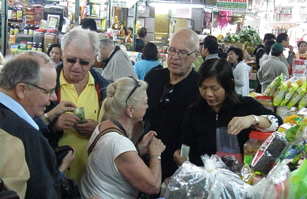 Hàng mứt kẹo đông đúc người mua.