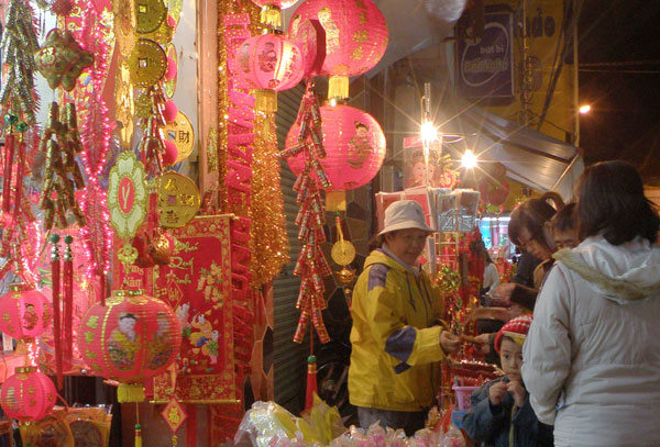 Khu Hoa Bình rực rỡ hàng trang trí.