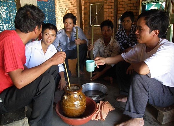 Lần lượt mỗi người một cò rượu cần