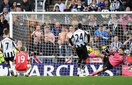 Newcastle làm bẽ mặt Arsenal với trận hòa 4-4!