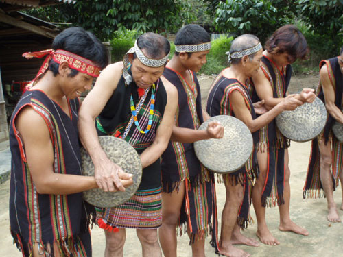 Ông Ka Khen (thứ 2 từ trái sang) đang truyền kỹ năng đánh cồng chiêng cho lớp trẻ.