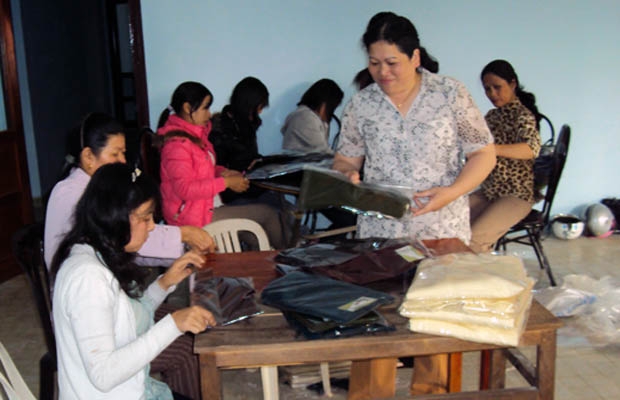 Lâm Đồng tặng báo, thuốc và hoa cho bộ đội Trường Sa