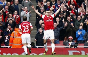 Arsenal thắng dễ, Liverpool chia điểm đáng tiếc