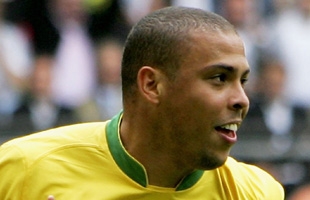 “Người ngoài hành tinh” Ronaldo giã từ sân cỏ