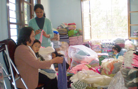 Đan áo ấm cho bộ đội Trường Sa