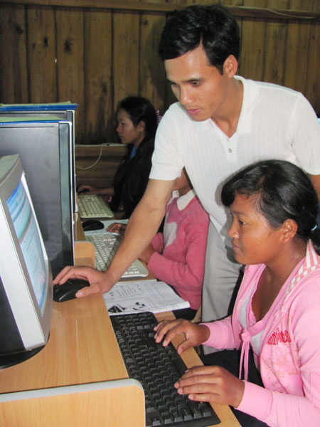 Chàng trai đưa tin học về buôn