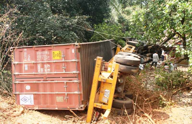 Xe container gây tai nạn liên hoàn trên đèo Bảo Lộc