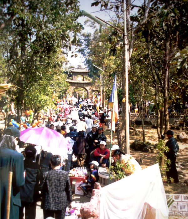Đường lên chùa Đại Ninh.