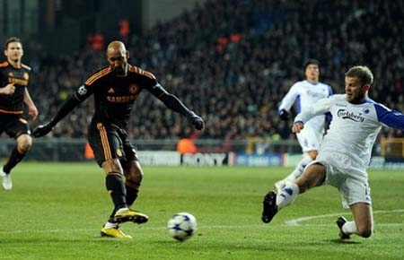 Chelsea hạ gục “Chú lính chì” trên sân khách