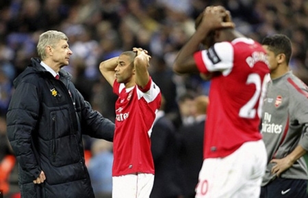Thày trò ông Wenger sốc nặng vì mất cúp!