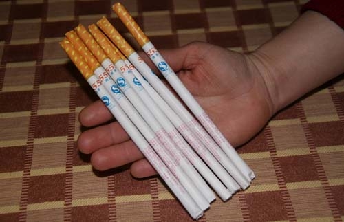 Tiêu hủy bánh kẹo không rõ nguồn gốc trước cổng trường