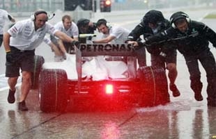 Ông trùm F1 và ý tưởng gây sốc &quot;mưa nhân tạo&quot;