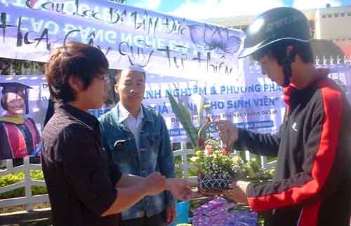 Ngày 8/3, sinh viên bán hoa góp từ thiện