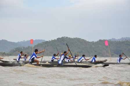 Và quyết liệt trên đường đua xanh.