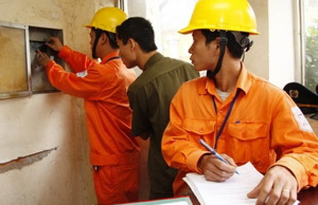 Hộ nghèo đăng ký với ngành điện trong tháng Ba