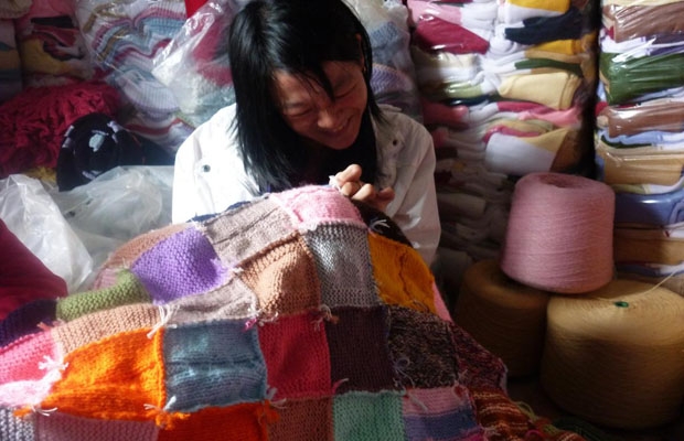 Người khuyết tật làm đẹp cho chiếc chăn len lớn nhất thế giới
