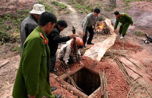 Giải tỏa thêm một bãi thiếc giữa rừng phòng hộ
