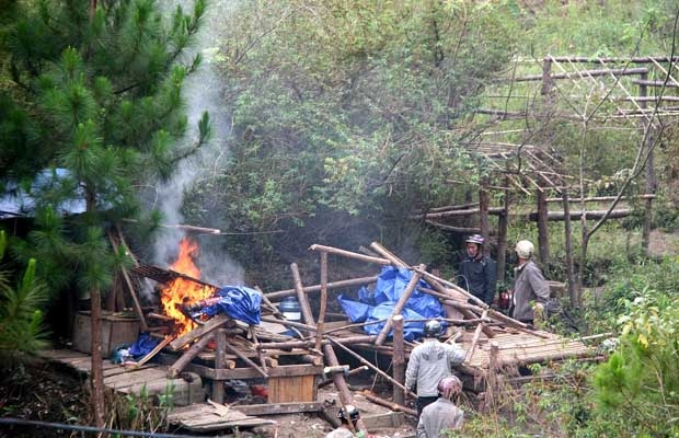 Ngành chức năng tiến hành giải tỏa toàn bộ lán trại trái phép của thiếc tặc trong khu vực.