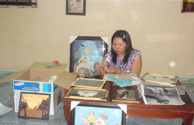 Cô gái tàn tật và những bức tranh khát vọng vươn lên trong cuộc sống