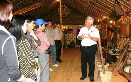Ông Hiếu giới thiệu với du khách về văn hóa Mạ. Ảnh: Hữu Sang.