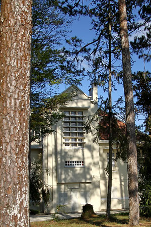 Biệt thự 26 Trần Hưng Đạo lại có phong cách hỗn hợp thiên về modernism.