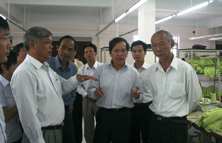 Đồng chí Nguyễn Xuân Tiến - UVTƯ Đảng,  Phó Bí thư Thường trực Tỉnh ủy  kiểm tra công tác bầu cử và việc xây dựng nghị quyết chuyên đề phát triển kinh tế bền vững tại Bảo Lộc