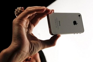 Hôm nay, iPhone 4 màu trắng xuất hiện