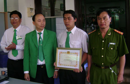 Nhiều quần chúng cảnh giác giúp lực lượng công an bắt tội phạm