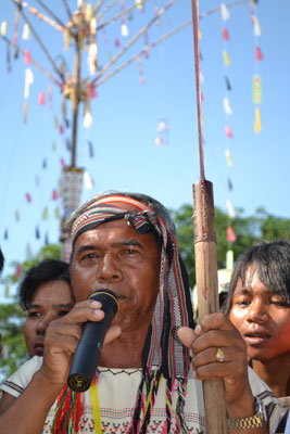 Già làng đọc bài cúng trâu.