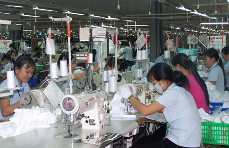 Trên dây chuyền may công nghiệp Nhà máy SCAVI Bảo Lộc.