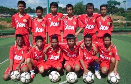 Những cầu thủ nhí xa nhà