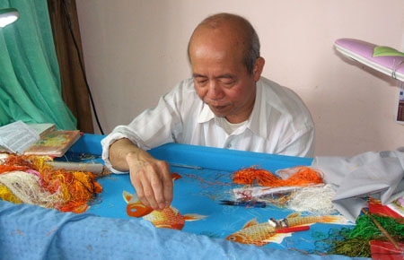 Người đàn ông nặng lòng với nghề thêu
