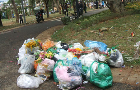Rác “ngự trị” ngay trên lối đi.