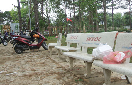 Khu vui chơi hay bãi rác?