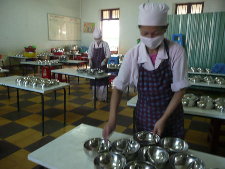 Để có bữa cơm trưa cho học sinh
