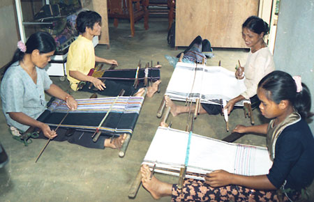 Lối ra nào cho làng dệt thổ cẩm Đạ Nghịch?