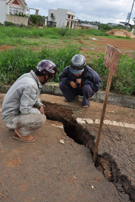 Vết nứt và sụp, lún tại đường Hai Bà Trung (khu phố I) ngày càng tăng dần. 