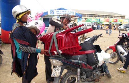 vo chong chi Sara mua sam hang Viet cho gia dinh moi