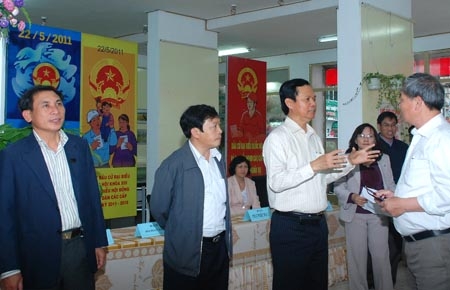 Đồng chỉ Huỳnh Phong Tranh kiểm tra tại phường I.
